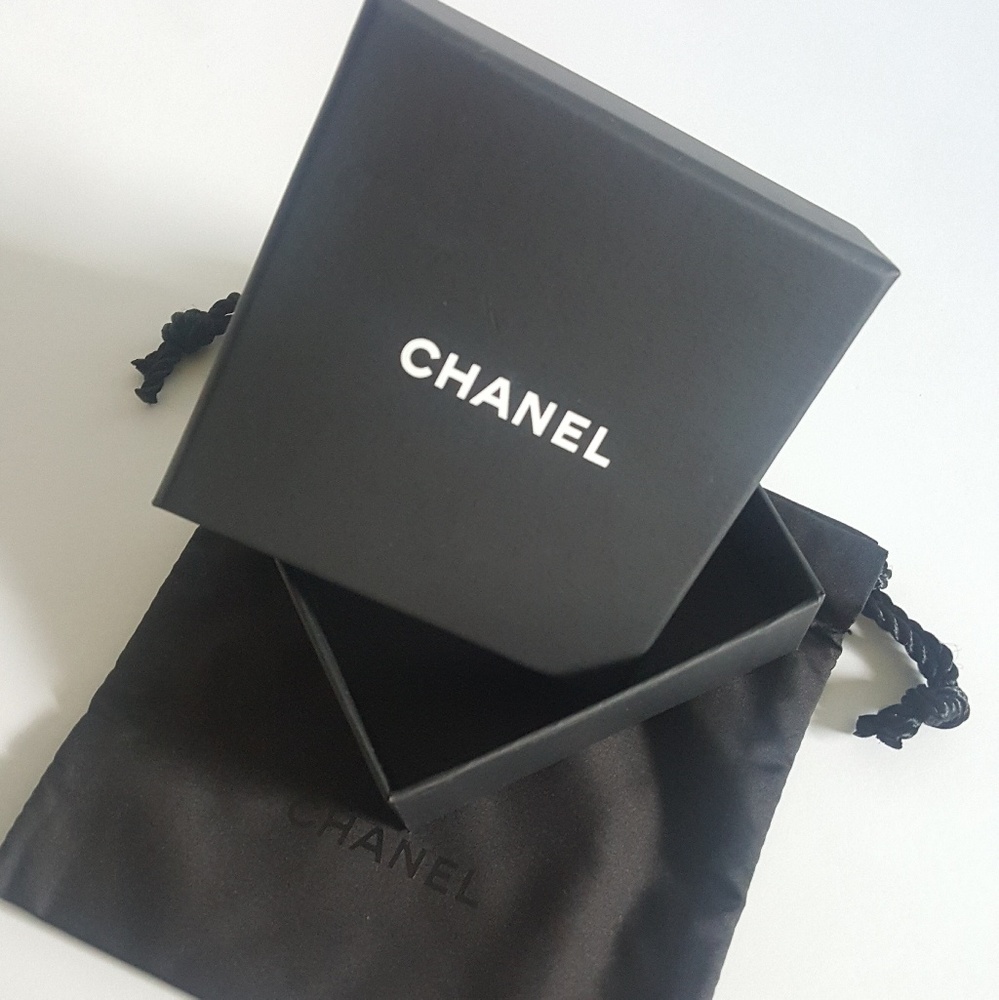 S*O*L*D 💕Chanel "empty" Box & Small drawstring💕